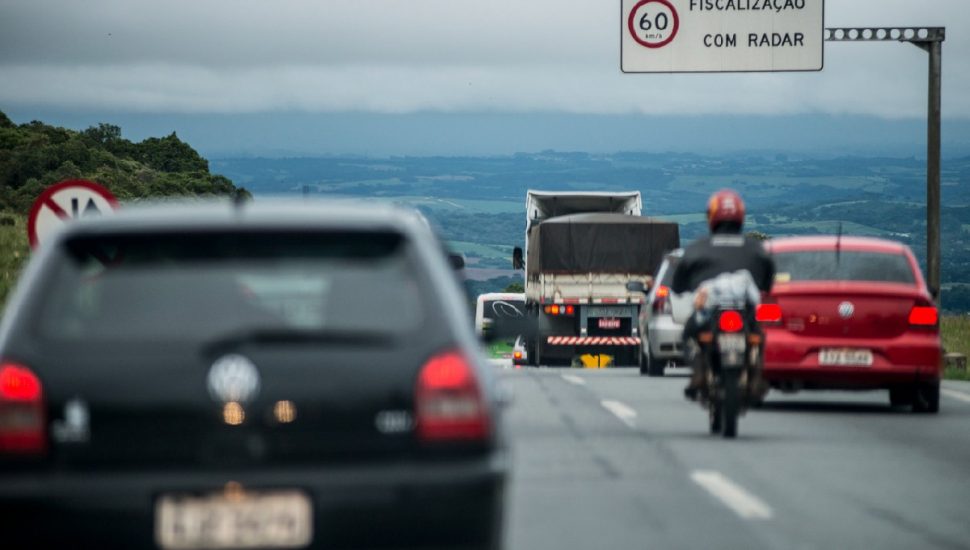 Movimento nas estradas promete ser intenso por causa do feriadão de Nossa Senhora Aparecida, na terça-feira (12).