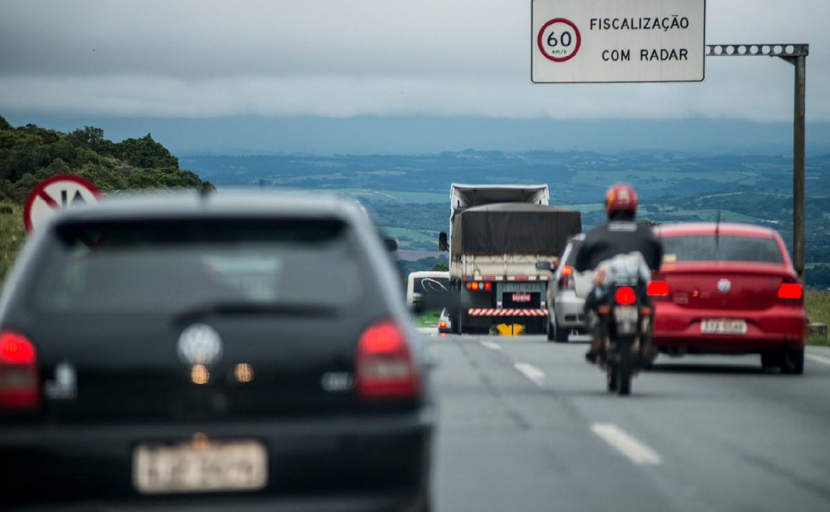 Movimento nas estradas promete ser intenso por causa do feriadão de Nossa Senhora Aparecida, na terça-feira (12).
