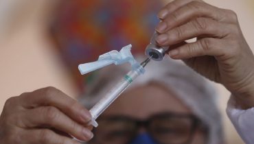 Vacinação em crianças no Brasil deve ocorrer apenas em 2022.
