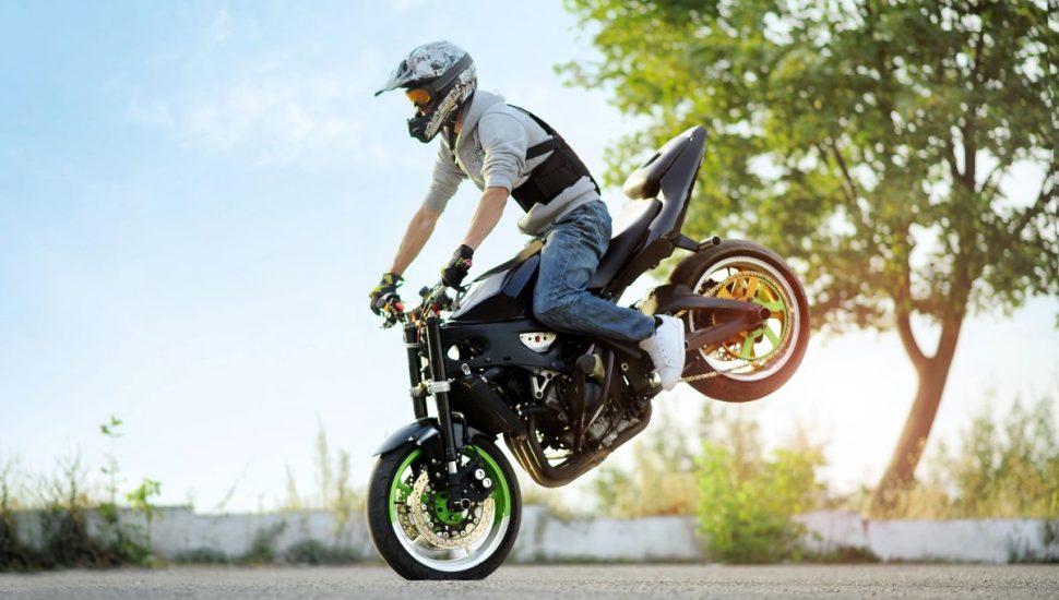Empinar motos passa a ser legal após aprovação de lei em cidade