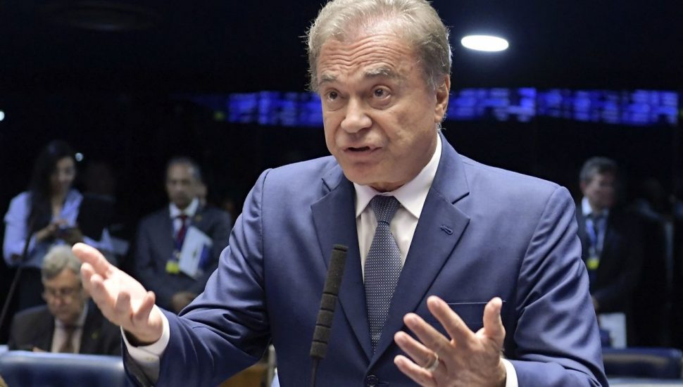 Álvaro Dias desiste de presidência e quer indicar Moro