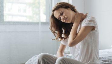 A dor no pescoço pode ser causada por má postura, tensão muscular ou até por problemas mais sérios, como doenças na coluna. | Foto: Shutterstock