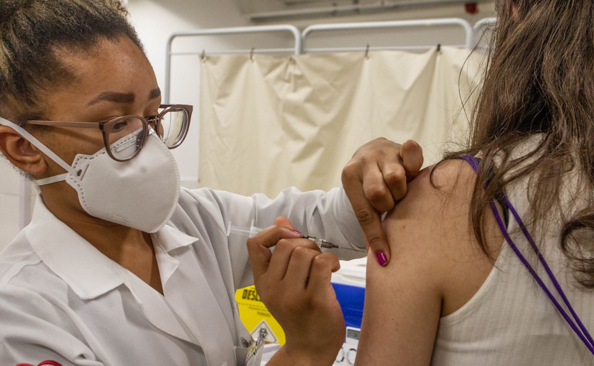 Vacinação de adolescentes empaca por falta de doses da Pfizer por parte do Ministério da Saúde. Foto: Agência