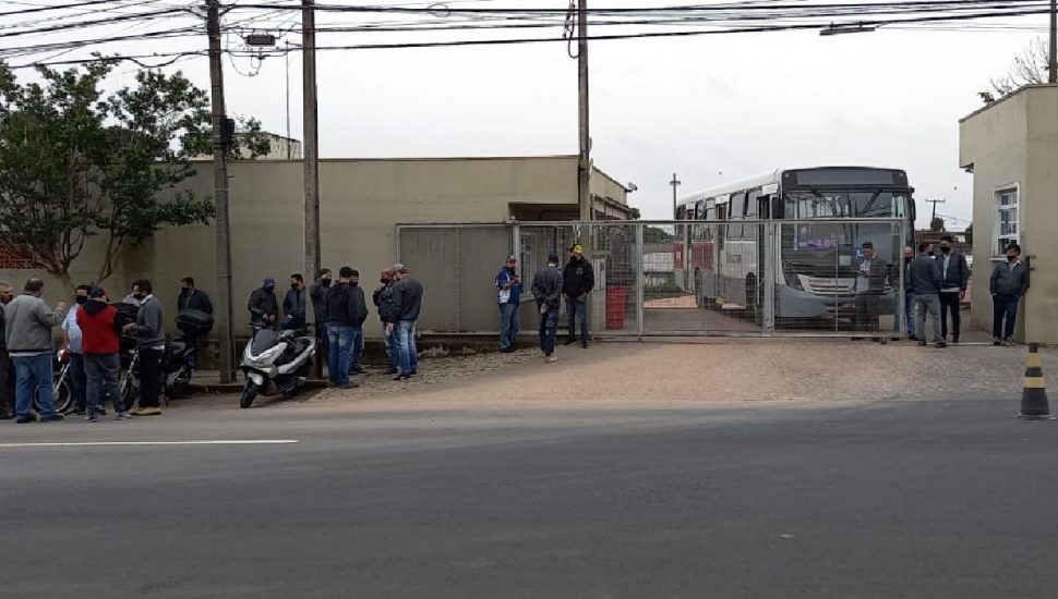 Motoristas da empresa cruzaram os braços por conta da falta de salários e povo ficou sem o busão.