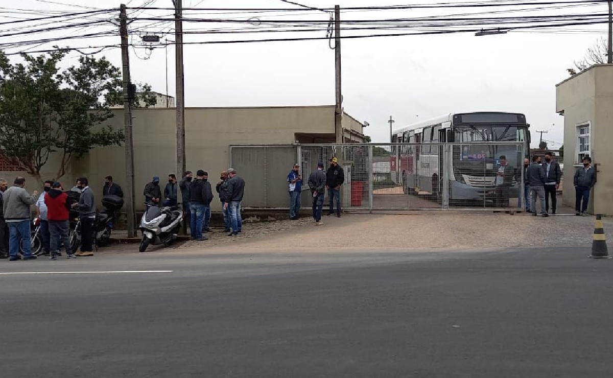 Motoristas da empresa cruzaram os braços por conta da falta de salários e povo ficou sem o busão.