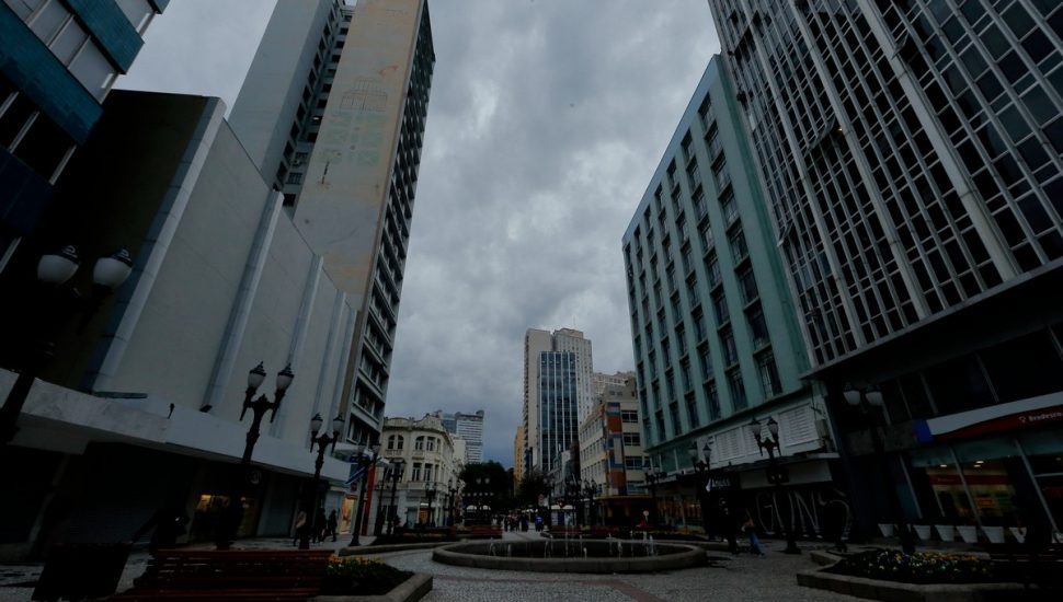 Curitiba está em alerta laranja de temporal nesta sexta-feira.