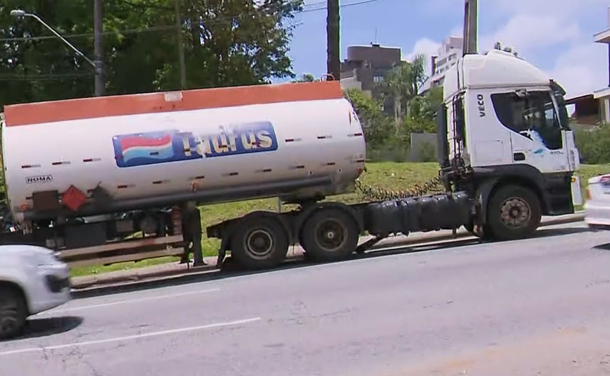 Caminhão bi-trem não aguentou a subida, quebrou e aguarda conserto pra seguir viagem.