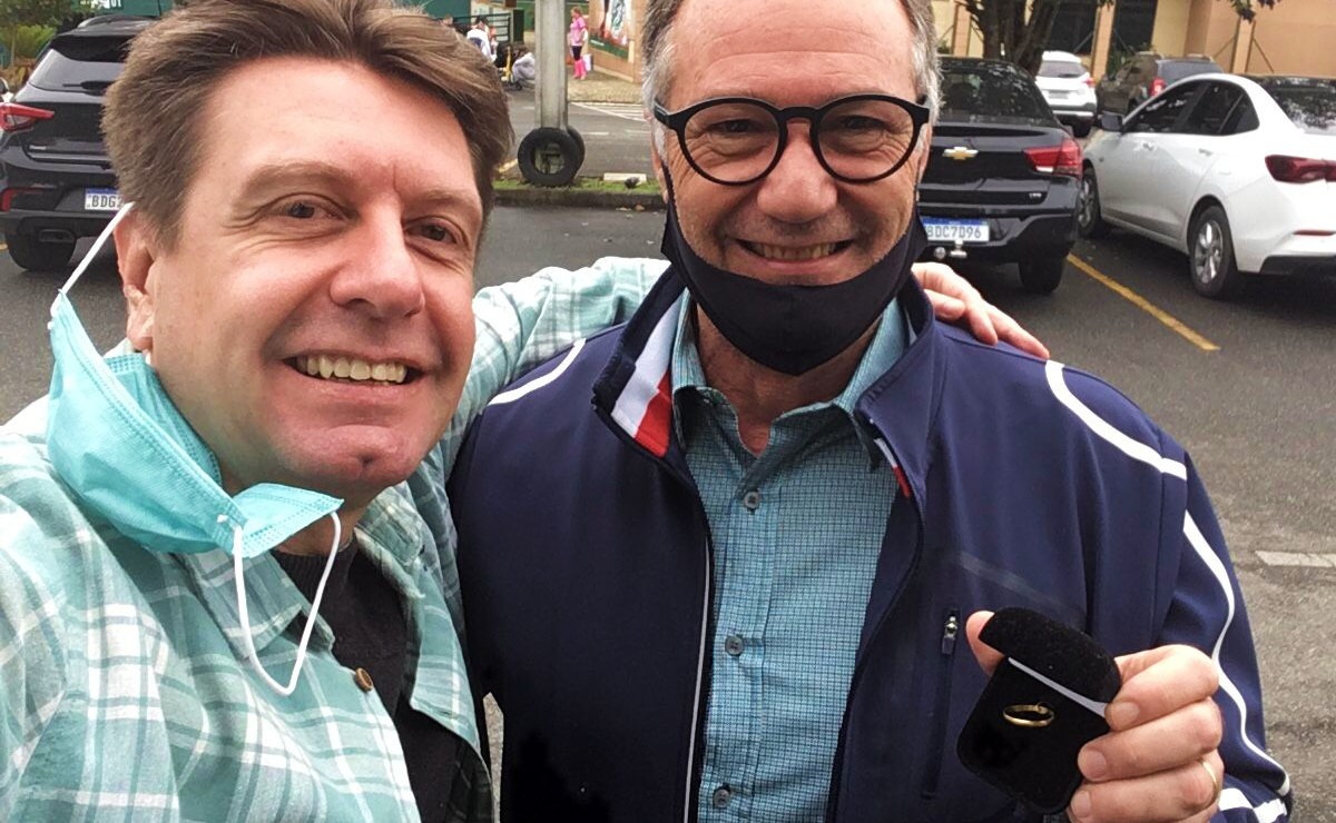 Jardel Kowalski (esquerda) devolveu a aliança após encontrar a mesma no Couto Pereira, em 1995.