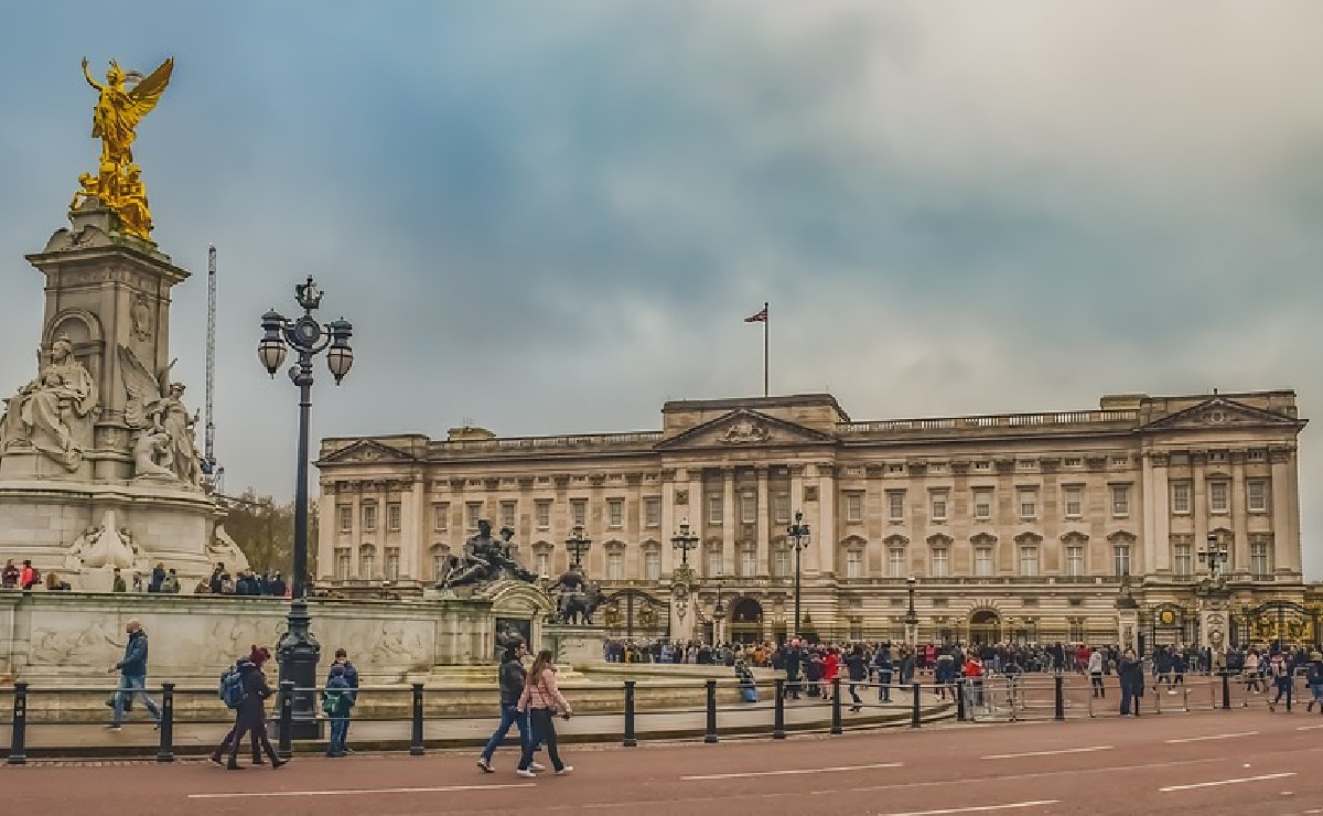 O candidato selecionado será responsável pela limpeza e manutenção de vários dos famosos interiores do Palácio de Buckingham.