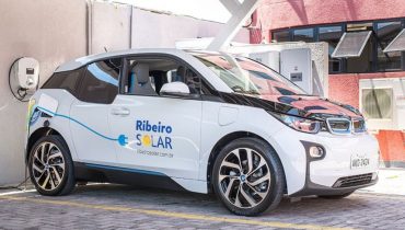 Novidade da Ribeiro Solar promete um carregamento 2,5 vezes mais rápido para carros elétricos a partir da energia solar.