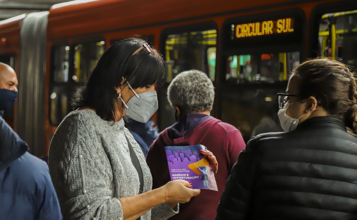 Assessoria de Direitos Humanos e Políticas para as Mulheres distribuiu panfletos de combate a Importunação Sexual no Terminal Pinheirinho e na Regional.