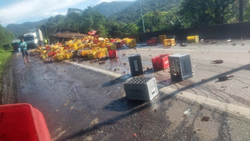 Acidente na BR-376 derrabou carga de cerveja pela pista.
