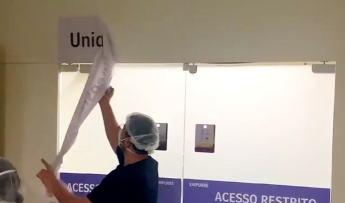 Hospital comemorou arrancando a placa que indicava uma das alas covid. Vídeo é emocionante.