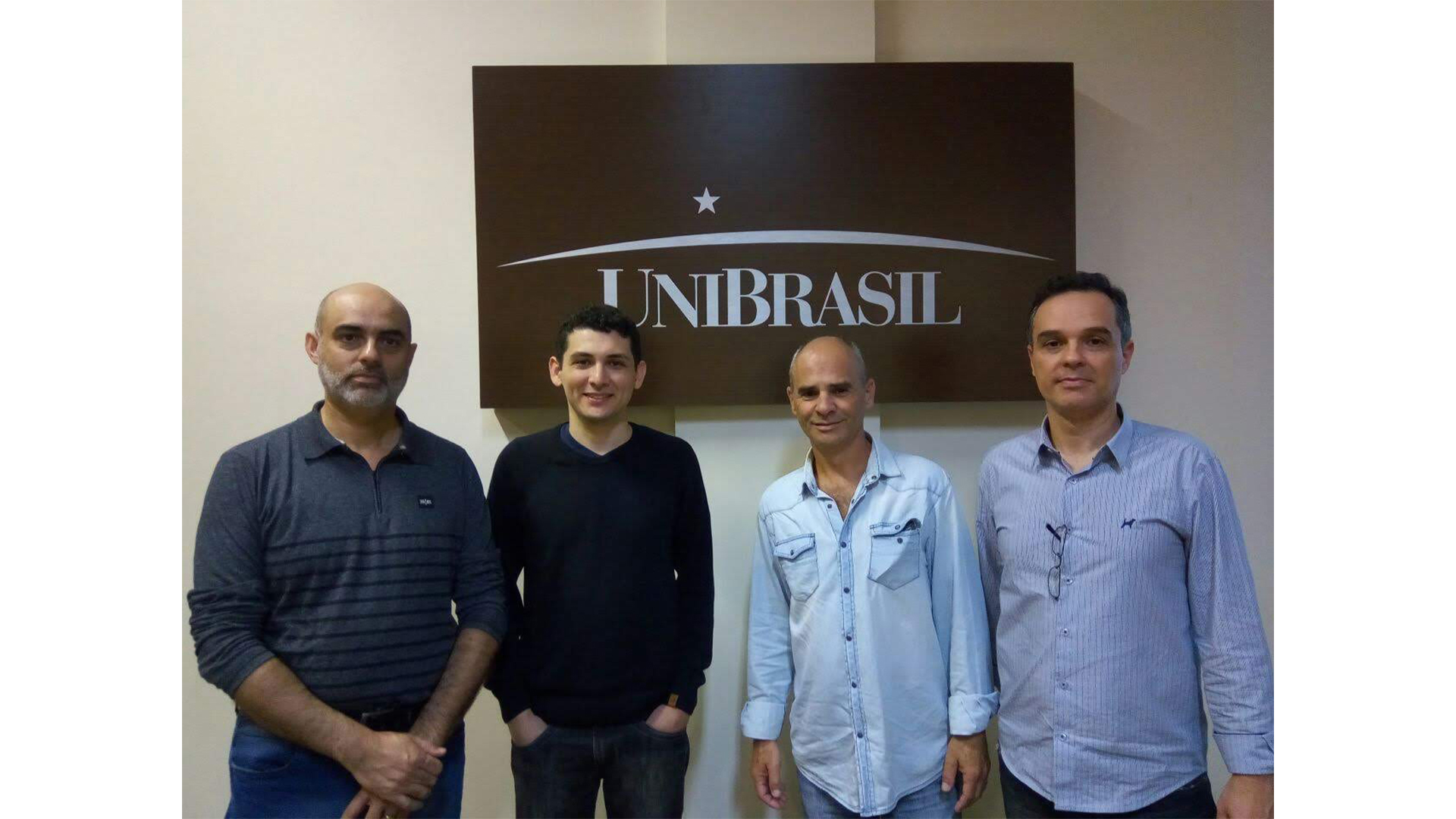 Leonardo Antônio dos Santos (segundo, da esquerda para direita) em visita ao UniBrasil | Foto: Reprodução