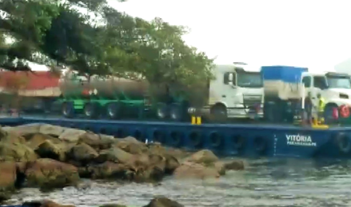 Embarcação teve uma falha por parte do comandante e foi empurrada para as pedras por causa da condição do mar.