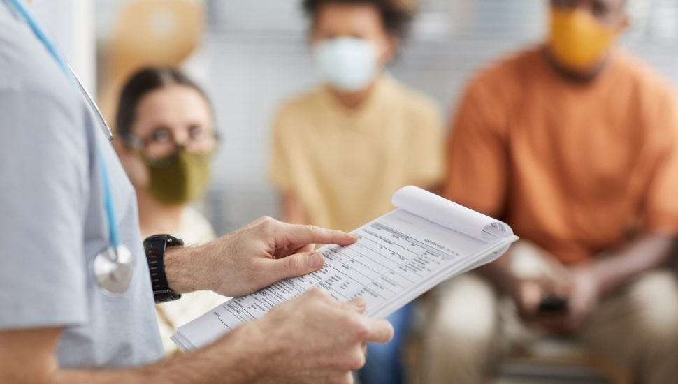 Pesquisas mostram que o custo com plano de saúde é menor do que pagar por consultas quando necessário. | Foto: Shutterstock