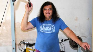 Nelson Rebello, mais conhecido como Oil Man, completa 61 anos e precisa de um novo "uniforme".