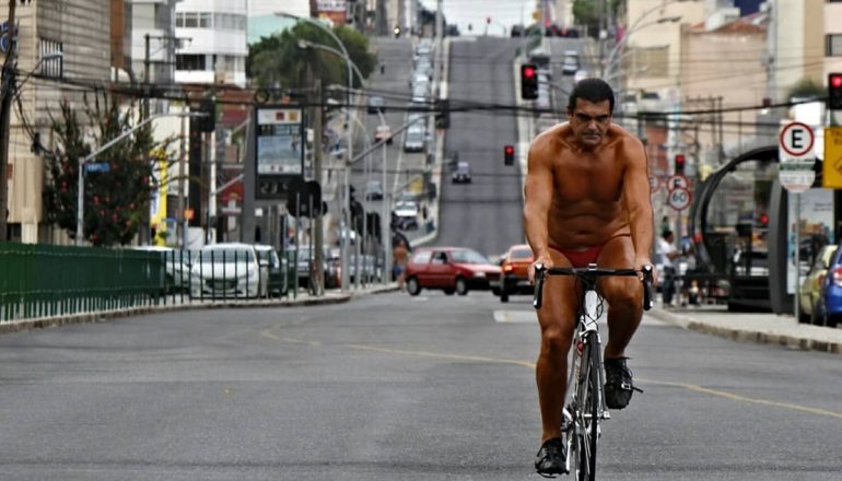Qual curitibano nunca presenciou Oil Man pelas ruas da cidade? Ele chega a pedalar 20 km por dia em suas saídas de sunga pela cidade.