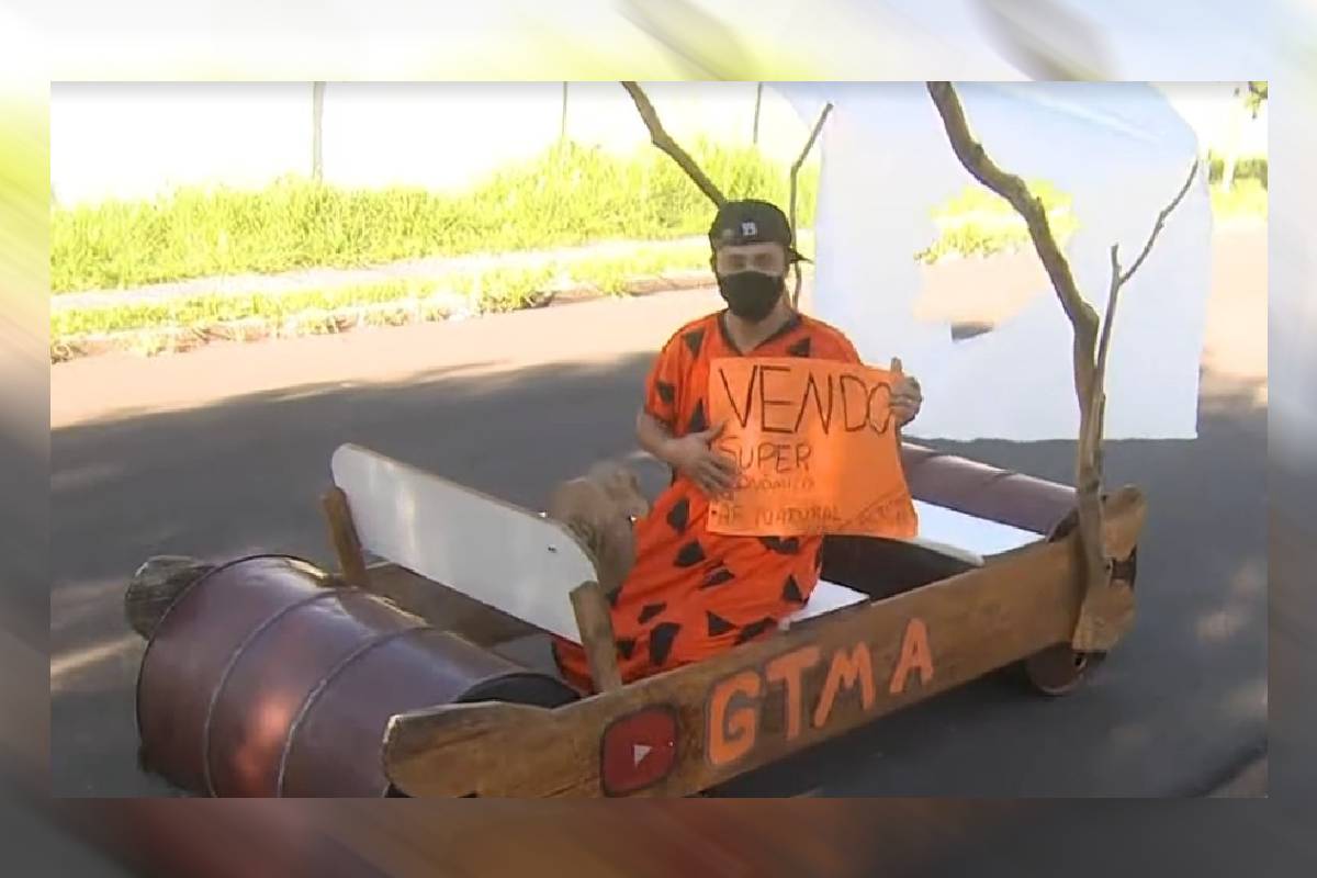 Carro dos Flintstones é usado em protesto contra o preço da gasolina no Paraná