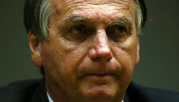 Bolsonaro concedeu a si próprio homenagem de Mérito Científico.