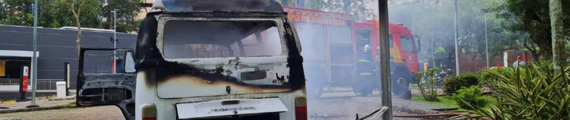 Kombi era de trabalhadores de limpeza, que iam cortar a grama do estabelecimento.