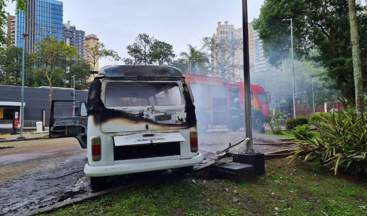 Kombi era de trabalhadores de limpeza, que iam cortar a grama do estabelecimento.