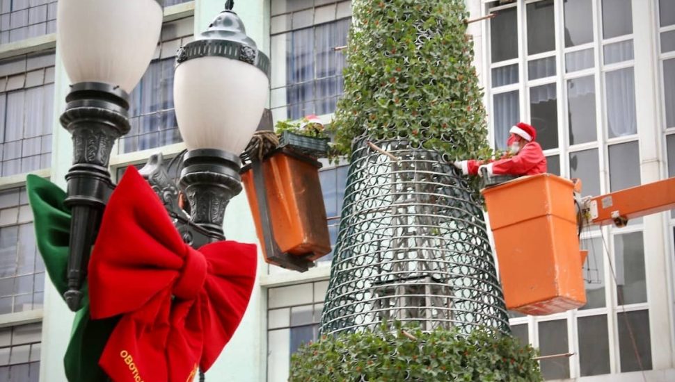 Árvore de Natal da Rua XV é montada em Curitiba. Veja detalhes