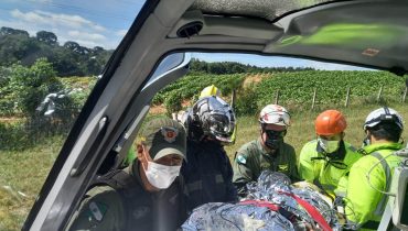 Motorista precisou ser socorrido de helicóptero, em Quitandinha.