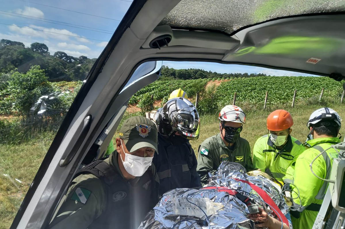 Motorista precisou ser socorrido de helicóptero, em Quitandinha.