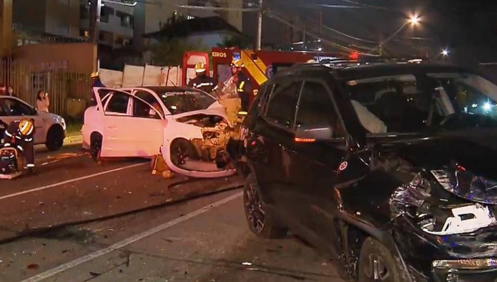 Um dos veículos, em alta velocidade, furou o sinaleiro na esquina com a Rua Euclides da Cunha e bateu na traseira de um outro carro.