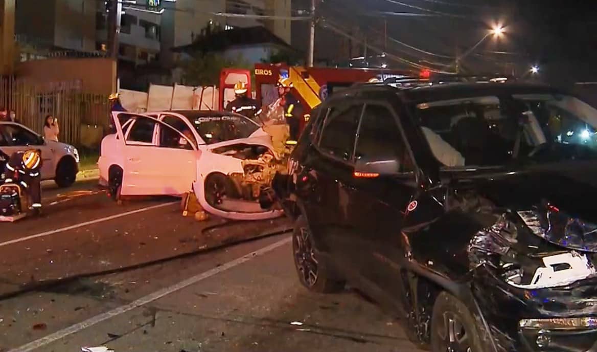 Um dos veículos, em alta velocidade, furou o sinaleiro na esquina com a Rua Euclides da Cunha e bateu na traseira de um outro carro.