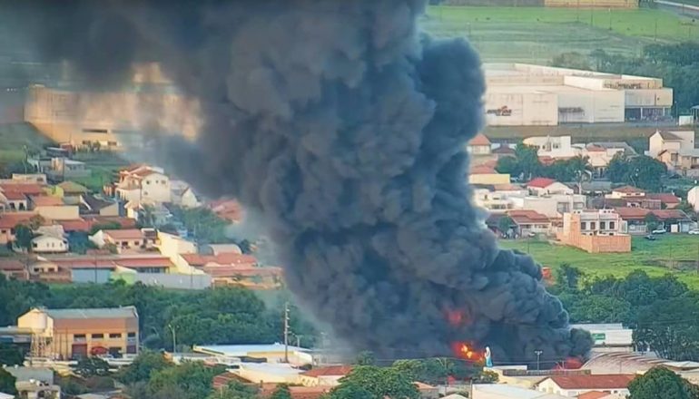 Fumaça preta chamou atenção na cidade e foi vista de vários pontos.