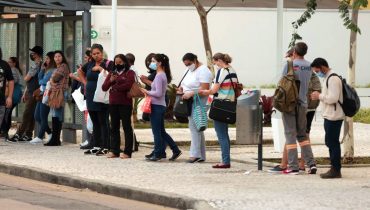 Vereadores de Curitiba votam pelo fim da exigência de distanciamento mínimo por causa da covid-19.