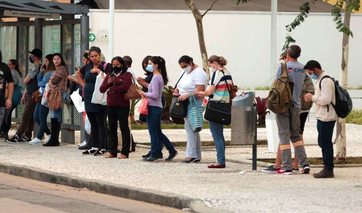 Vereadores de Curitiba votam pelo fim da exigência de distanciamento mínimo por causa da covid-19.