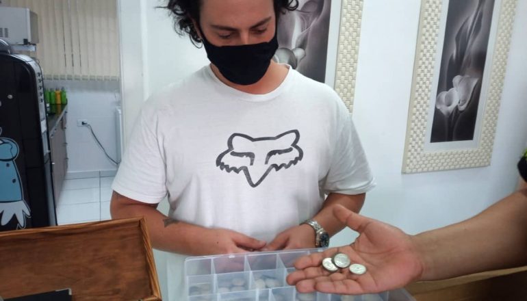 Derico adquiriu uma moeda de prata de Dois Mil Réis, do ano de 1889, ano de transição entre Império e República no Brasil. 