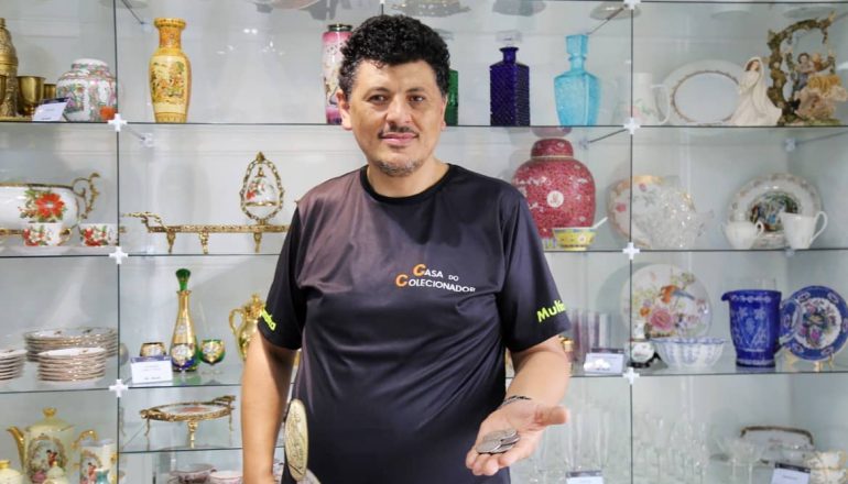 "As moedas e as medalhas são o forte do colecionismo, em questão de valor financeiro", disse Marcelo, da Casa do Colecionador. 