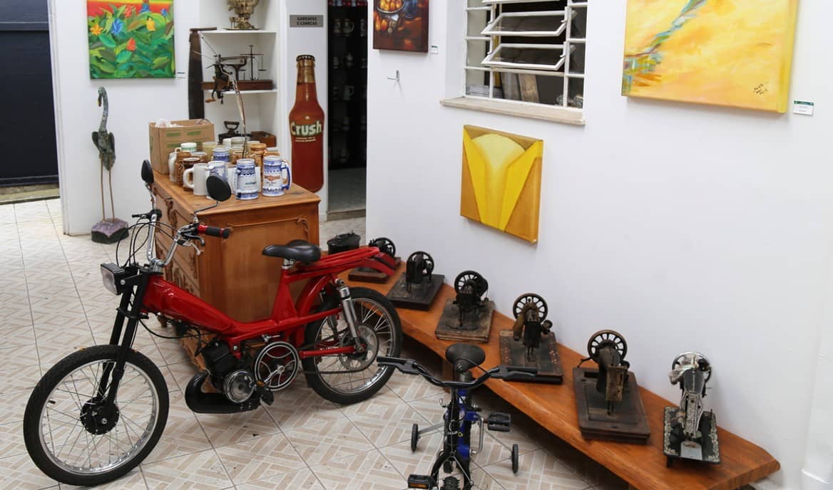 Casa do colecionador em Curitiba é o paraíso para os amantes de relíquias.