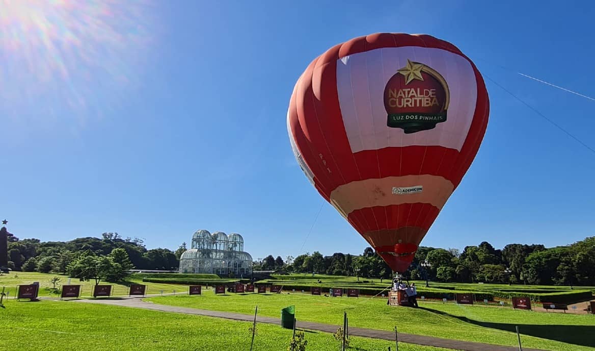 Voo de Balão no Jardim Botânico é parte das atrações de Natal de Curitiba.
