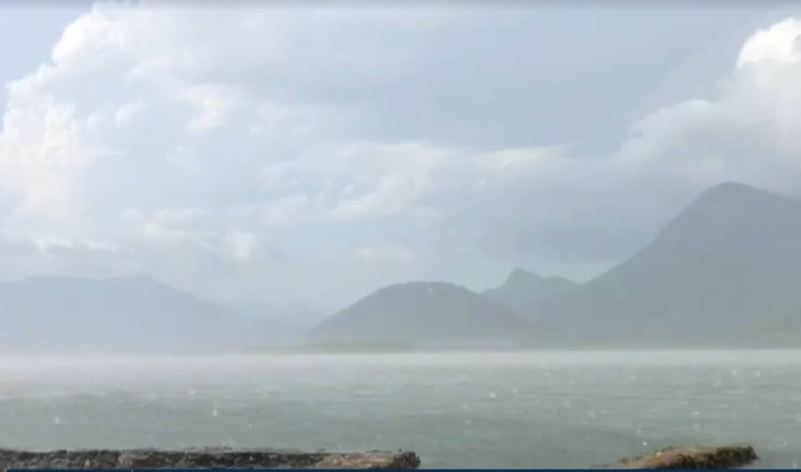 Imagem reproduzida no Bom Dia Paraná desta quarta-feira (24) mostra a força das pedras atingindo o litoral paranaense.