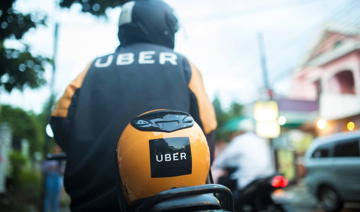 Apesar de estar no aplicativo da plataforma, regulamentação do Uber Motos não avança em Curitiba.