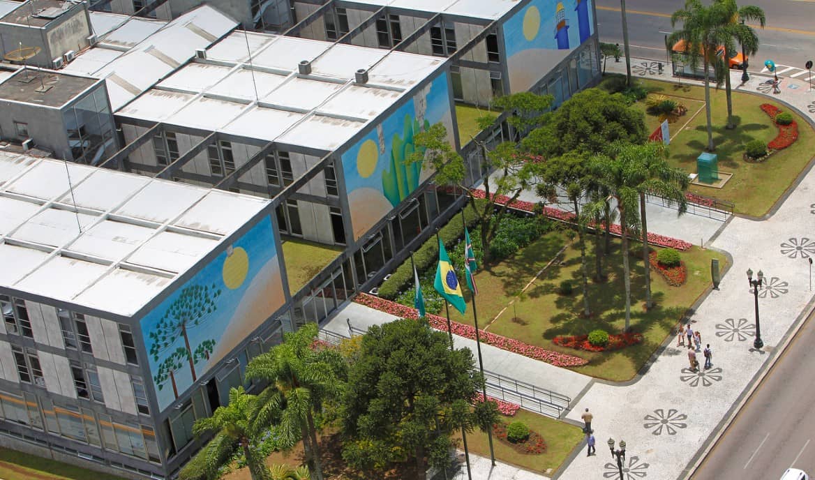 Prefeitura decidiu antecipar pagamento dos servidores para injetar grana na economia local.