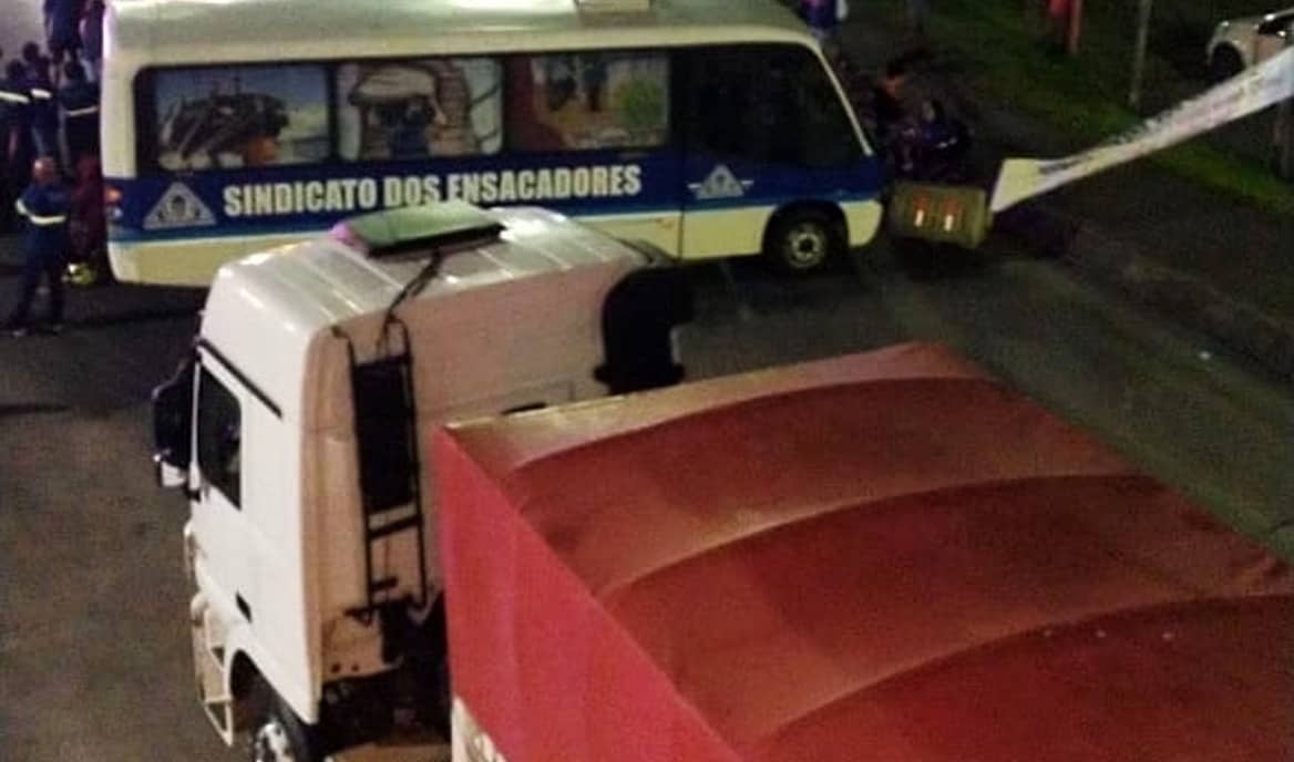 Protesto é feito por ensacadores do Porto de Paranaguá.