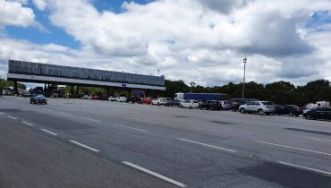 Motoristas estão reclamando sobre o pedágio, mas praça só será liberada 23h59.