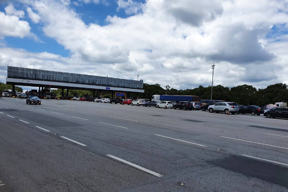 Motoristas estão reclamando sobre o pedágio, mas praça só será liberada 23h59.