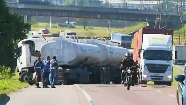 Caminhão com vazamento de combustível esta atravessada no Contorno Sul.