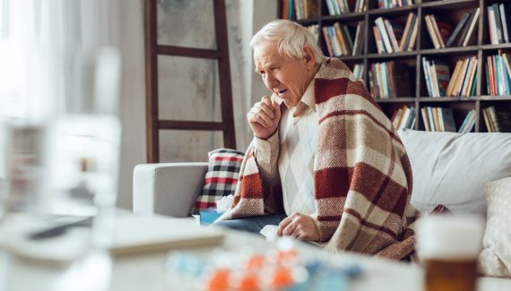 O processo de envelhecimento favorece o surgimento de algumas doenças, como a pneumonia e a bronquite crônica. | Foto: Shutterstock