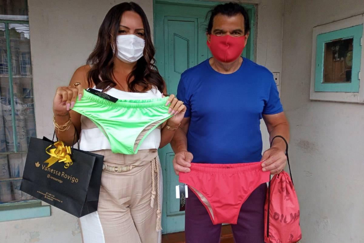 Vanessa Rovigo, 40, presenteou o personagem de Curitiba com modelos de sunga.