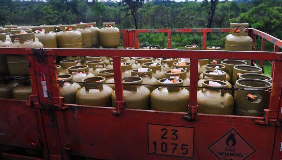 Preço médio do gás de cozinha em Curitiba supera o levantamento semestral feito pela ANP.