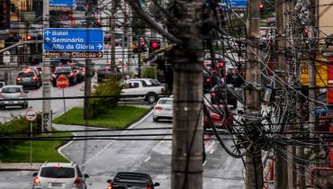 Postes de Curitiba estão tomados por fios, muitos deles inúteis, de operadoras.