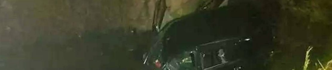 Carro caiu em um riacho e motorista escapou antes que o mesmo ficasse totalmente submerso. Duas pessoas morreram.